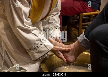 Feierlichkeiten am Donnerstag in der katholischen Kirche Saint Philippe du Roule, Paris, Frankreich. Fusswaschzeremonie Stockfoto
