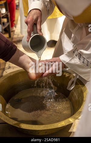 Feierlichkeiten am Donnerstag in der katholischen Kirche Saint Philippe du Roule, Paris, Frankreich. Fusswaschzeremonie Stockfoto