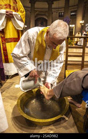 Feierlichkeiten am Donnerstag in der katholischen Kirche Saint Philippe du Roule, Paris, Frankreich. Fusswaschzeremonie Stockfoto
