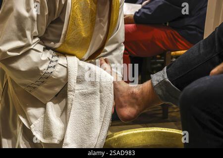 Feierlichkeiten am Donnerstag in der katholischen Kirche Saint Philippe du Roule, Paris, Frankreich. Fusswaschzeremonie Stockfoto