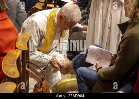 Feierlichkeiten am Donnerstag in der katholischen Kirche Saint Philippe du Roule, Paris, Frankreich. Fusswaschzeremonie Stockfoto