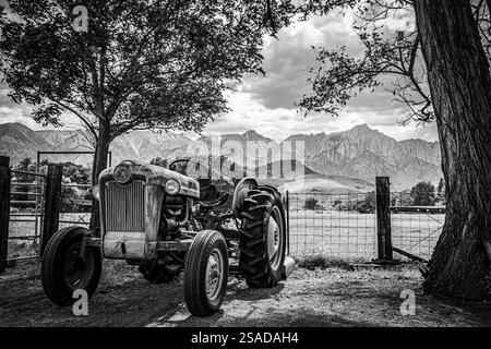 Ein alter Traktor auf einem Bauernhof in der Nähe der Sierra Nevada. In Schwarzweiß. Stockfoto