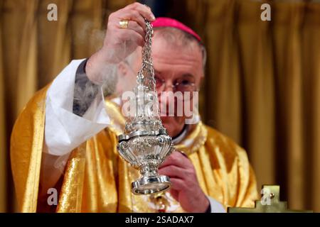 Basilika der Besichtigung. Katholische Messe. Bischof mit einem Räuchergefäß für die Aufregung des Altars. Ritual. Annecy. Frankreich. Stockfoto