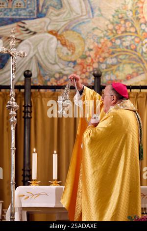 Basilika der Besichtigung. Katholische Messe. Bischof mit einem Räuchergefäß für die Aufregung des Altars. Ritual. Annecy. Frankreich. Stockfoto