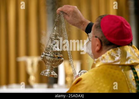 Basilika der Besichtigung. Katholische Messe. Bischof mit einem Räuchergefäß für die Aufregung des Altars. Ritual. Annecy. Frankreich. Stockfoto