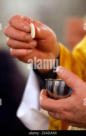 Basilika der Besichtigung. Katholische Messe. Bischof gibt die Heilige Kommunion. Host. Annecy. Frankreich. Stockfoto