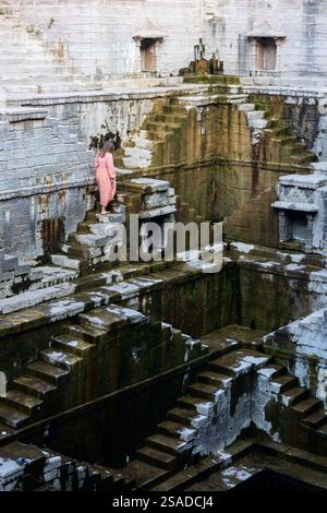 Frau, die Treppen hinuntergeht, in Jaipur, Indien Stockfoto