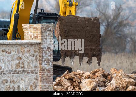 Großer Bagger, der einen LKW beladen kann. Stockfoto