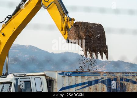 Großer Bagger, der einen LKW beladen kann. Stockfoto