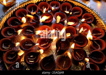 Hindu-Tempel und Schrein der Batu-Höhlen. Öl- oder Butterlampen brennen während des hindu Puja. Kuala Lumpur. Malaysia. Stockfoto