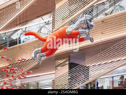 ginza, tokio - 14. Mai 2024: Markante aufblasbare Skulptur „Big Cat Bang“ von Kenji Yanobe in Ginza Six, Stockfoto