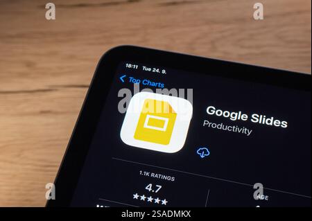 OSTRAVA, TSCHECHIEN – 24. SEPTEMBER 2024: App Store mit Präsentationssoftware Google Slides wird installiert Stockfoto