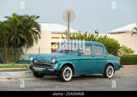 VARADERO, KUBA – 31. AUGUST 2023: Stark modifizierter britischer Oldtimer der Hillman Minx Series II in Kuba Stockfoto