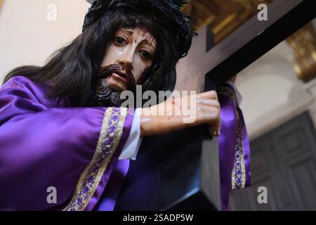 Heilige Woche. Weg des Kreuzes. Christus in seiner Leidenschaft. Jesus trägt sein Kreuz. Lissabon. Portugal. Stockfoto