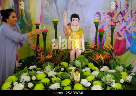 Thien Quang buddhistische Pagode. Die Buddha-Statue des Säuglings zeigt nach Norden. Am Vesak-Tag gedenken die Buddhisten: Die Geburt, die Erleuchtung und den Tod o Stockfoto