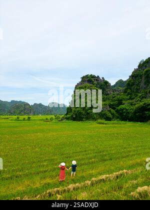 Ein wunderschönes Paar reist gerne durch Südostasien und betrachtet die Aussicht auf die Landschaft und die Reisfelder in Ninh Binh Vietnam Stockfoto