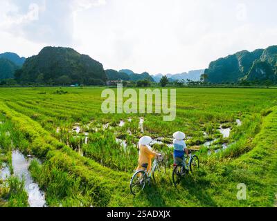 Ein wunderschönes Paar reist gerne durch Südostasien und betrachtet die Aussicht auf die Landschaft und die Reisfelder in Ninh Binh Vietnam Stockfoto