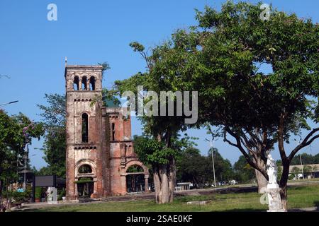 Basilika unserer Lieben Frau von La Vang. Die alte Kirche wurde 1928 erbaut. Vietnam. Stockfoto