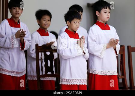 Basilika unserer Lieben Frau von La Vang. Katholische Messe. Altarjungen. Vietnam. Stockfoto