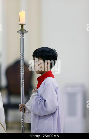 Basilika unserer Lieben Frau von La Vang. Katholische Messe. Altar Boy. Vietnam. Stockfoto