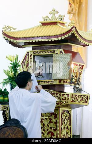 Basilika unserer Lieben Frau von La Vang. Katholische Messe. Heilige Kommunion. Vietnam. Stockfoto