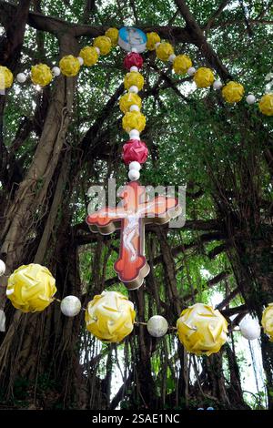 St. Francis Xavier, katholische Kirche. Riesiger Rosenkranz im Garten. Vietnam. Stockfoto