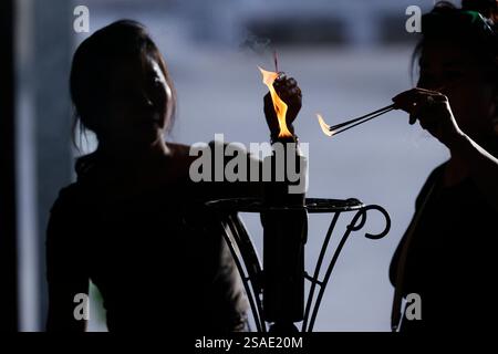 TAC Say Church, auch bekannt als Father Diep Church. Ein Gläubiger betet, nachdem er Weihrauch angezündet hat. Bac Lieu. Vietnam. . Stockfoto