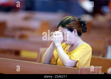 TAC Say Church, auch bekannt als Father Diep Church. Frau betet Francis Xavier Truong Buu Diep einen vietnamesischen Märtyrer. Bac Lieu. Vietnam. . Stockfoto