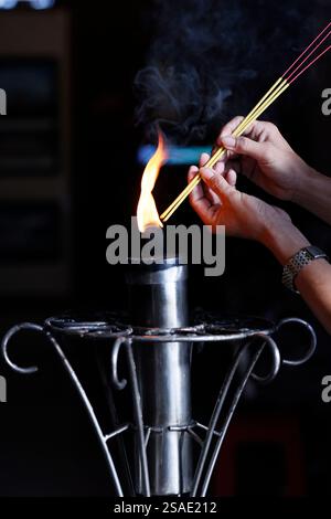 TAC Say Church, auch bekannt als Father Diep Church. Ein Gläubiger betet, nachdem er Weihrauch angezündet hat. Bac Lieu. Vietnam. . Stockfoto
