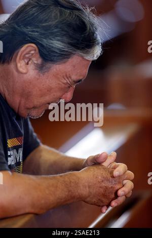 TAC Say Church, auch bekannt als Father Diep Church. Mann betet Francis Xavier Truong Buu, taucht einen vietnamesischen Märtyrer ein. Bac Lieu. Vietnam. . Stockfoto