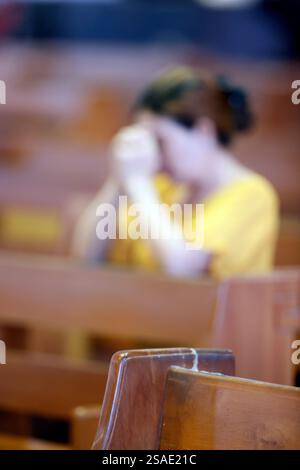 TAC Say Church, auch bekannt als Father Diep Church. Frau betet Francis Xavier Truong Buu Diep einen vietnamesischen Märtyrer. Bac Lieu. Vietnam. . Stockfoto