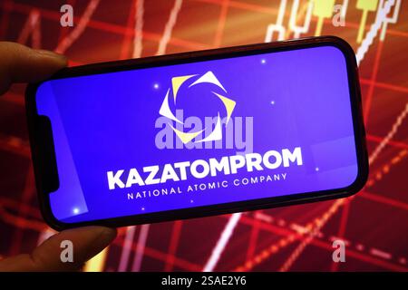Polen. Januar 2025. In dieser Fotoabbildung wird das Firmenlogo von Kazatomprom auf einem Smartphone-Bildschirm angezeigt. (Credit Image: © Piotr SWAT/SOPA Images via ZUMA Press Wire) NUR REDAKTIONELLE VERWENDUNG! Nicht für kommerzielle ZWECKE! Stockfoto