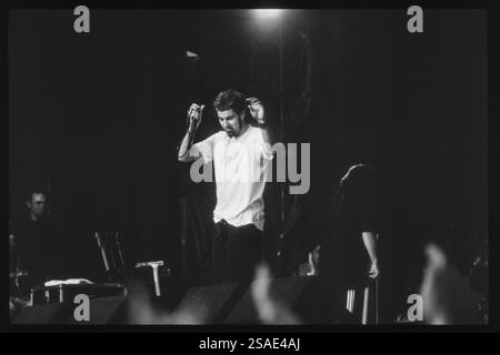 DEFTONES, READING FESTIVAL, 1998: Ein junger Chino Moreno der Rockband Deftones spielt am 28. August 1998 auf dem Reading Festival, Reading, UK. Foto: Rob Watkins. INFO: Deftones ist eine US-amerikanische Alternative-Metal-Band, die 1988 in Sacramento gegründet wurde. Bekannt für ihren atmosphärischen Sound, der Metal, Shoegaze und experimentellen Rock verbindet, sind sie in der Nu-Metal-Szene einflussreich. Ihre Musik beschäftigt sich mit Themen wie Intensität und Emotionen. Stockfoto