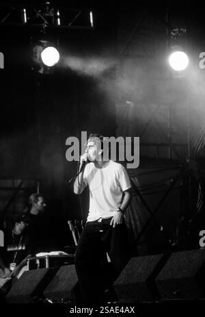 DEFTONES, READING FESTIVAL, 1998: Ein junger Chino Moreno der Rockband Deftones spielt am 28. August 1998 auf dem Reading Festival, Reading, UK. Foto: Rob Watkins. INFO: Deftones ist eine US-amerikanische Alternative-Metal-Band, die 1988 in Sacramento gegründet wurde. Bekannt für ihren atmosphärischen Sound, der Metal, Shoegaze und experimentellen Rock verbindet, sind sie in der Nu-Metal-Szene einflussreich. Ihre Musik beschäftigt sich mit Themen wie Intensität und Emotionen. Stockfoto