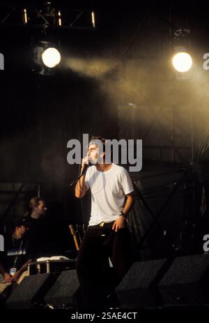 DEFTONES, READING FESTIVAL, 1998: Ein junger Chino Moreno der Rockband Deftones spielt am 28. August 1998 auf dem Reading Festival, Reading, UK. Foto: Rob Watkins. INFO: Deftones ist eine US-amerikanische Alternative-Metal-Band, die 1988 in Sacramento gegründet wurde. Bekannt für ihren atmosphärischen Sound, der Metal, Shoegaze und experimentellen Rock verbindet, sind sie in der Nu-Metal-Szene einflussreich. Ihre Musik beschäftigt sich mit Themen wie Intensität und Emotionen. Stockfoto