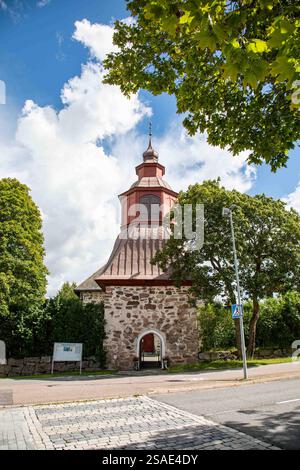 Glockenturm und Tor zum Kirkko Pyhän Mikaelin, Steinkirche aus dem 17. Jahrhundert in Paimio, Finnland Stockfoto