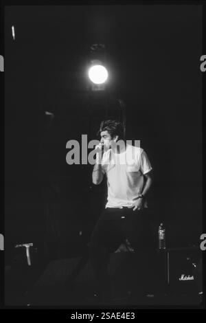 DEFTONES, READING FESTIVAL, 1998: Ein junger Chino Moreno der Rockband Deftones spielt am 28. August 1998 auf dem Reading Festival, Reading, UK. Foto: Rob Watkins. INFO: Deftones ist eine US-amerikanische Alternative-Metal-Band, die 1988 in Sacramento gegründet wurde. Bekannt für ihren atmosphärischen Sound, der Metal, Shoegaze und experimentellen Rock verbindet, sind sie in der Nu-Metal-Szene einflussreich. Ihre Musik beschäftigt sich mit Themen wie Intensität und Emotionen. Stockfoto