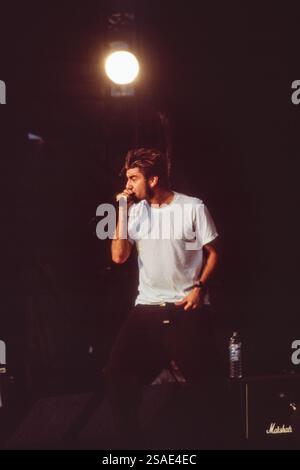 DEFTONES, READING FESTIVAL, 1998: Ein junger Chino Moreno der Rockband Deftones spielt am 28. August 1998 auf dem Reading Festival, Reading, UK. Foto: Rob Watkins. INFO: Deftones ist eine US-amerikanische Alternative-Metal-Band, die 1988 in Sacramento gegründet wurde. Bekannt für ihren atmosphärischen Sound, der Metal, Shoegaze und experimentellen Rock verbindet, sind sie in der Nu-Metal-Szene einflussreich. Ihre Musik beschäftigt sich mit Themen wie Intensität und Emotionen. Stockfoto