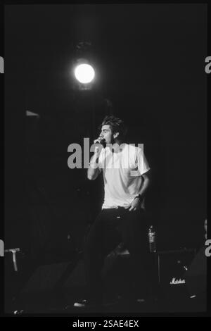 DEFTONES, READING FESTIVAL, 1998: Ein junger Chino Moreno der Rockband Deftones spielt am 28. August 1998 auf dem Reading Festival, Reading, UK. Foto: Rob Watkins. INFO: Deftones ist eine US-amerikanische Alternative-Metal-Band, die 1988 in Sacramento gegründet wurde. Bekannt für ihren atmosphärischen Sound, der Metal, Shoegaze und experimentellen Rock verbindet, sind sie in der Nu-Metal-Szene einflussreich. Ihre Musik beschäftigt sich mit Themen wie Intensität und Emotionen. Stockfoto