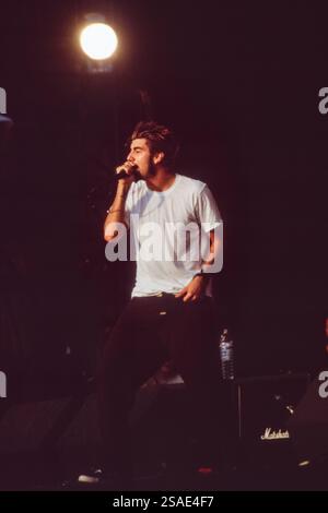 DEFTONES, READING FESTIVAL, 1998: Ein junger Chino Moreno der Rockband Deftones spielt am 28. August 1998 auf dem Reading Festival, Reading, UK. Foto: Rob Watkins. INFO: Deftones ist eine US-amerikanische Alternative-Metal-Band, die 1988 in Sacramento gegründet wurde. Bekannt für ihren atmosphärischen Sound, der Metal, Shoegaze und experimentellen Rock verbindet, sind sie in der Nu-Metal-Szene einflussreich. Ihre Musik beschäftigt sich mit Themen wie Intensität und Emotionen. Stockfoto