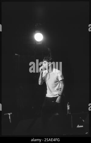 DEFTONES, READING FESTIVAL, 1998: Ein junger Chino Moreno der Rockband Deftones spielt am 28. August 1998 auf dem Reading Festival, Reading, UK. Foto: Rob Watkins. INFO: Deftones ist eine US-amerikanische Alternative-Metal-Band, die 1988 in Sacramento gegründet wurde. Bekannt für ihren atmosphärischen Sound, der Metal, Shoegaze und experimentellen Rock verbindet, sind sie in der Nu-Metal-Szene einflussreich. Ihre Musik beschäftigt sich mit Themen wie Intensität und Emotionen. Stockfoto