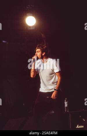 DEFTONES, READING FESTIVAL, 1998: Ein junger Chino Moreno der Rockband Deftones spielt am 28. August 1998 auf dem Reading Festival, Reading, UK. Foto: Rob Watkins. INFO: Deftones ist eine US-amerikanische Alternative-Metal-Band, die 1988 in Sacramento gegründet wurde. Bekannt für ihren atmosphärischen Sound, der Metal, Shoegaze und experimentellen Rock verbindet, sind sie in der Nu-Metal-Szene einflussreich. Ihre Musik beschäftigt sich mit Themen wie Intensität und Emotionen. Stockfoto