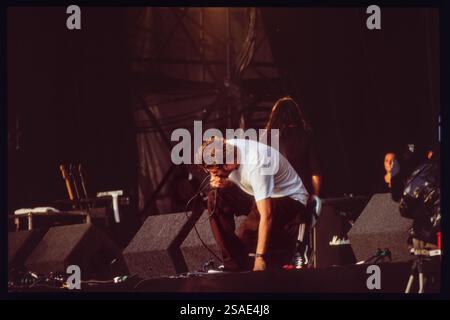 DEFTONES, READING FESTIVAL, 1998: Ein junger Chino Moreno der Rockband Deftones spielt am 28. August 1998 auf dem Reading Festival, Reading, UK. Foto: Rob Watkins. INFO: Deftones ist eine US-amerikanische Alternative-Metal-Band, die 1988 in Sacramento gegründet wurde. Bekannt für ihren atmosphärischen Sound, der Metal, Shoegaze und experimentellen Rock verbindet, sind sie in der Nu-Metal-Szene einflussreich. Ihre Musik beschäftigt sich mit Themen wie Intensität und Emotionen. Stockfoto