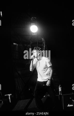 DEFTONES, READING FESTIVAL, 1998: Ein junger Chino Moreno der Rockband Deftones spielt am 28. August 1998 auf dem Reading Festival, Reading, UK. Foto: Rob Watkins. INFO: Deftones ist eine US-amerikanische Alternative-Metal-Band, die 1988 in Sacramento gegründet wurde. Bekannt für ihren atmosphärischen Sound, der Metal, Shoegaze und experimentellen Rock verbindet, sind sie in der Nu-Metal-Szene einflussreich. Ihre Musik beschäftigt sich mit Themen wie Intensität und Emotionen. Stockfoto