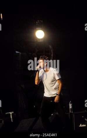DEFTONES, READING FESTIVAL, 1998: Ein junger Chino Moreno der Rockband Deftones spielt am 28. August 1998 auf dem Reading Festival, Reading, UK. Foto: Rob Watkins. INFO: Deftones ist eine US-amerikanische Alternative-Metal-Band, die 1988 in Sacramento gegründet wurde. Bekannt für ihren atmosphärischen Sound, der Metal, Shoegaze und experimentellen Rock verbindet, sind sie in der Nu-Metal-Szene einflussreich. Ihre Musik beschäftigt sich mit Themen wie Intensität und Emotionen. Stockfoto