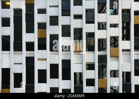Architektonisches Fragment eines modernen Gebäudes an der Kreuzung von 6 ST SW und 8 AVE SW in Downtown Calgary, Kanada Stockfoto