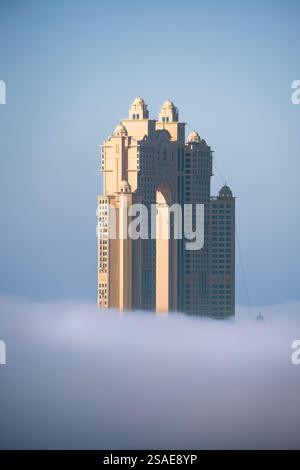 12. Januar 2025, Abu Dhabi, VAE: Rixos Marina majestätisches Palace Hotel in der Nebelwolke Stockfoto