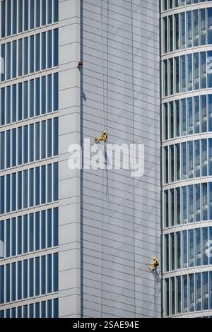 Gebäude der Abu Dhabi Investment Authority (ADIA) in Abu Dhabi Vereinigte Arabische Emirate, Fensterreiniger Stockfoto