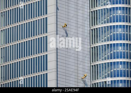 Gebäude der Abu Dhabi Investment Authority (ADIA) in Abu Dhabi Vereinigte Arabische Emirate, Fensterreiniger Stockfoto