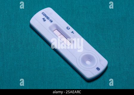 COVID-19-Antigen-Schnelltest mit positivem Ergebnis Stockfoto